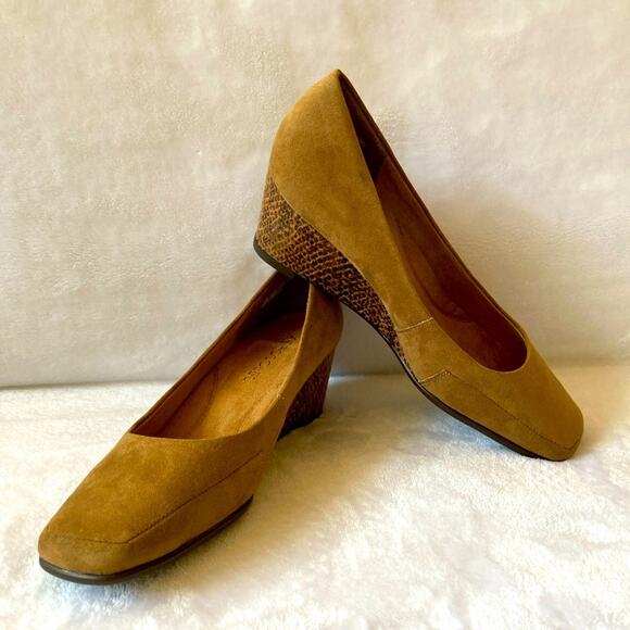 AEROSOLES Tan Faux Suede Wedges with Snakeskin Accent on Heels Size 6 - Picture 1 of 9